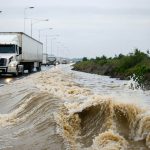 突発的な洪水がスペインの高速道路を川に変え、セビリアとカディスの間の交通を麻痺させる